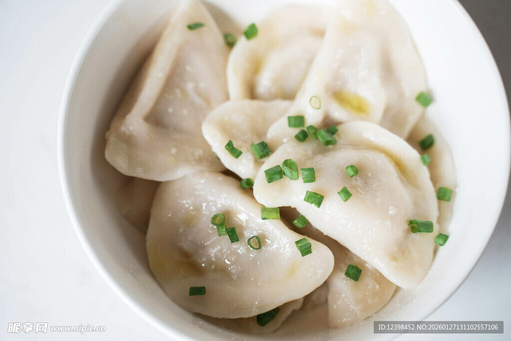 美味饺子盛于白碗中