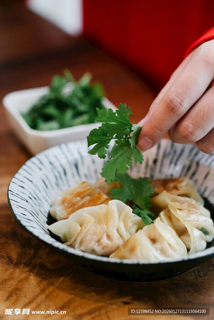 手添香菜的美味饺子