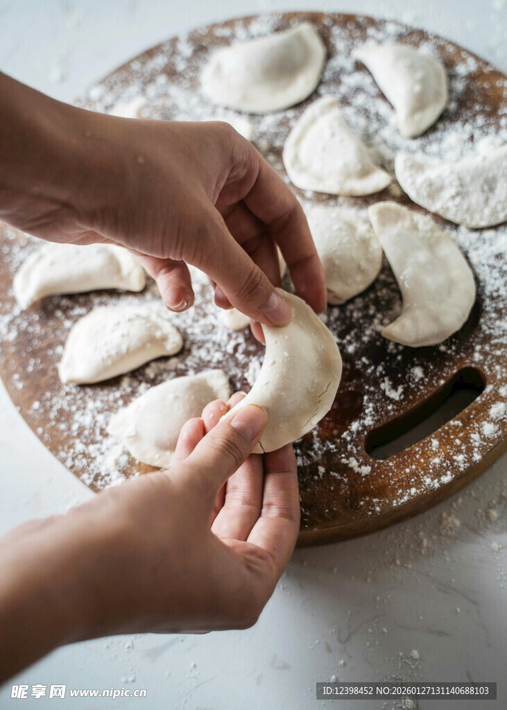 手工包饺子瞬间