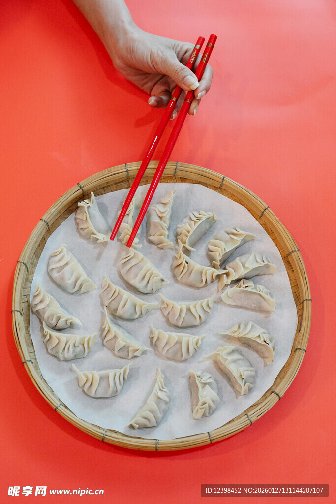 手用筷子夹盘中饺子