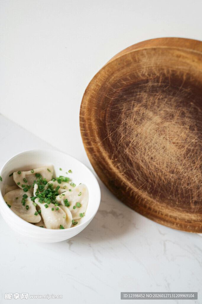 木盘旁的美味白色菜肴