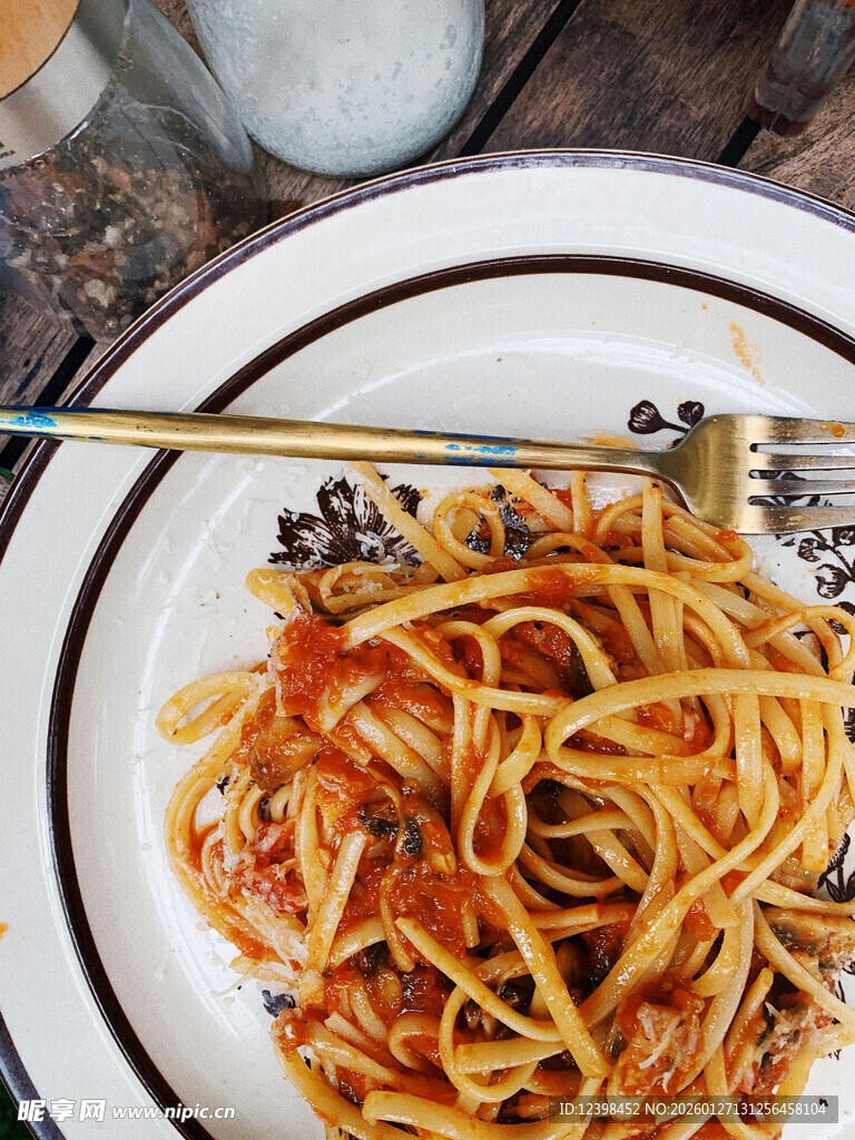 美味意大利面摆于盘中
