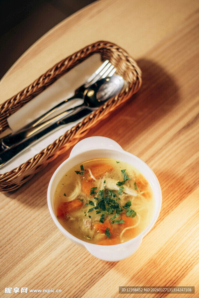 木桌旁的美味汤品