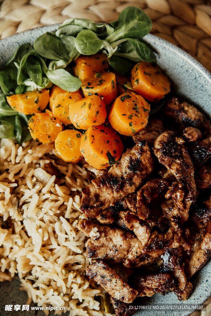 美味烤肉配米饭与蔬菜