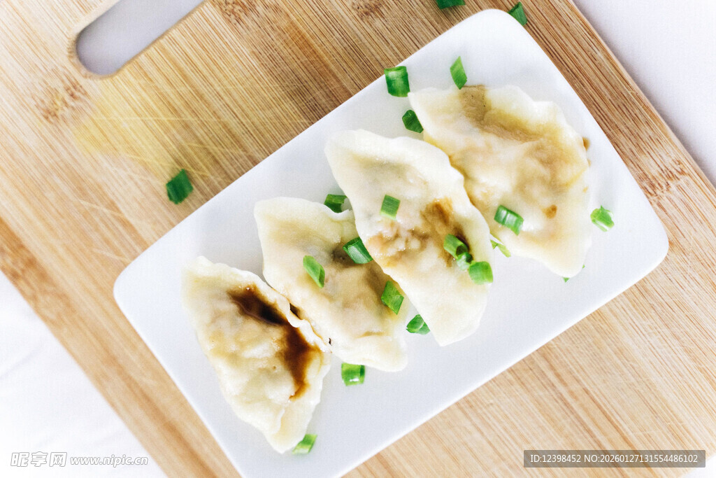 美味煎饺摆于盘中