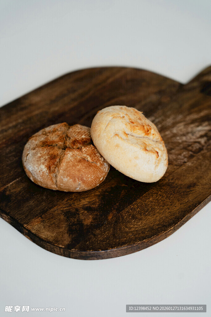 木盘上的两枚美味面包
