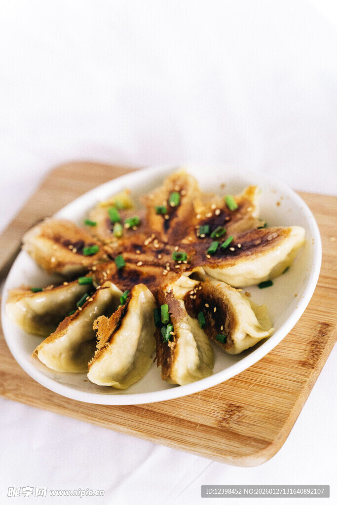 美味煎饺摆放在木盘上