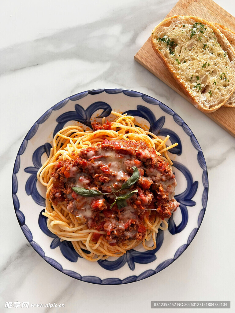 蓝白盘装美味肉酱意大利面