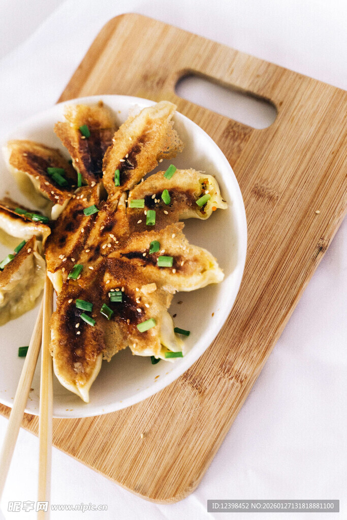 美味煎饺摆于木制砧板上