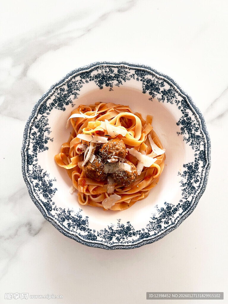 蓝白瓷盘装的美味意大利面