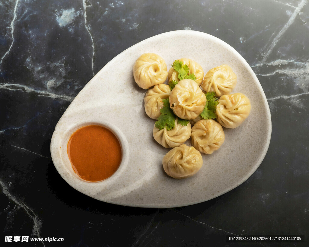 精致摆盘的美味饺子