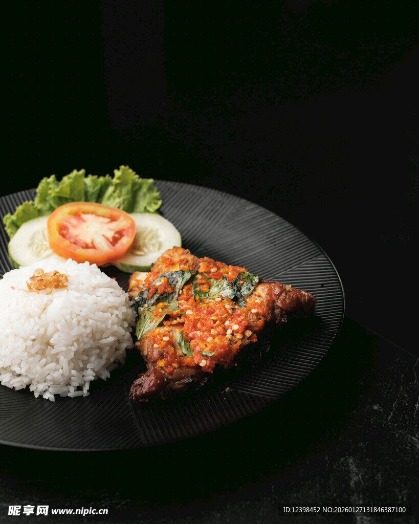 美味煎鱼配饭蔬菜套餐