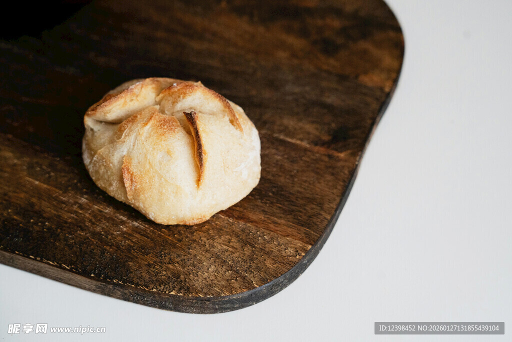 木盘上的美味包子