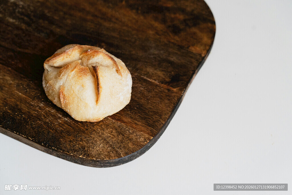 木制托盘上的美味包子