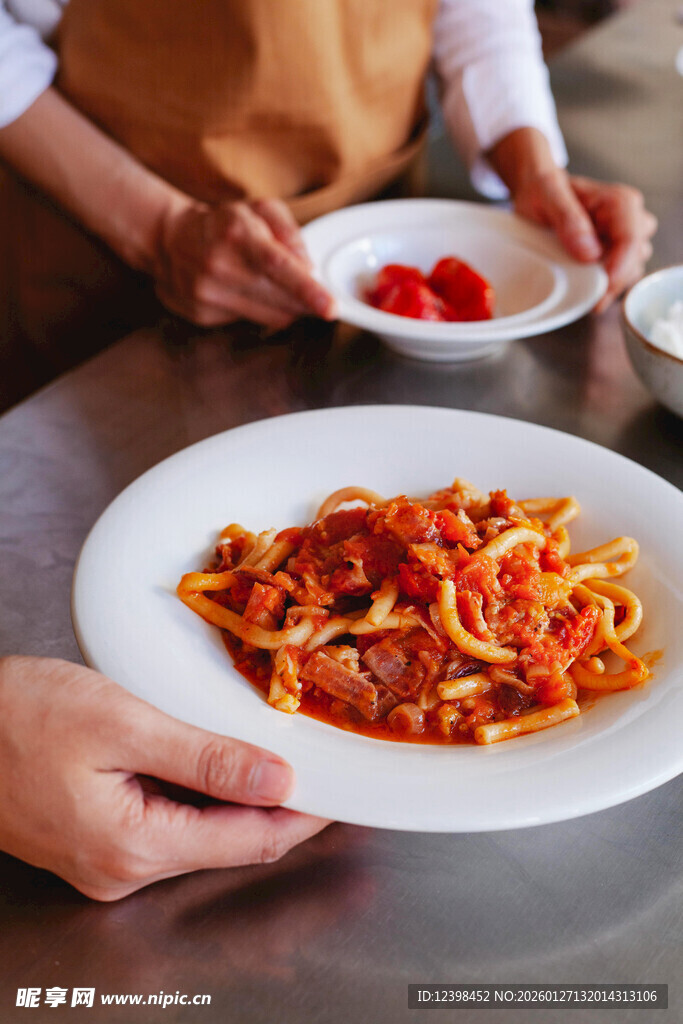 美味意大利面端上餐桌