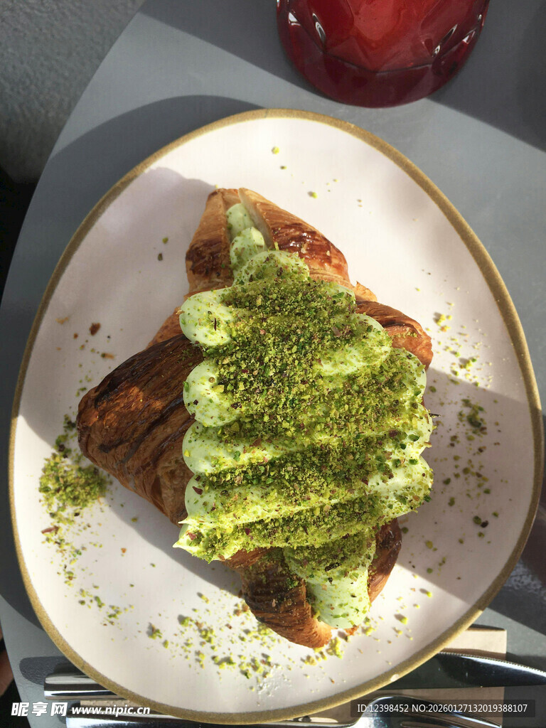 抹茶风味甜品置于白盘上