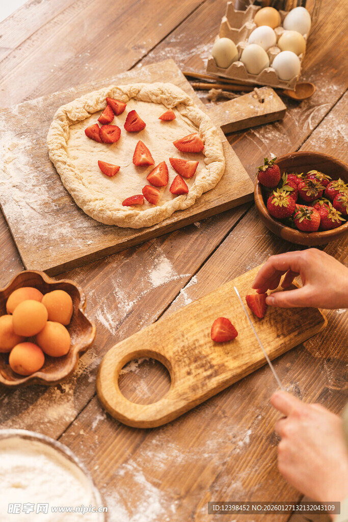 自制草莓披萨的温馨时刻