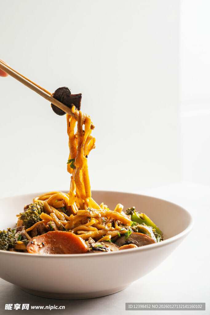 筷子夹起美味多彩面条