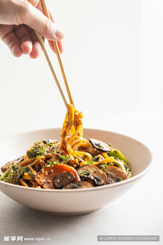 筷子夹起美味多彩面条