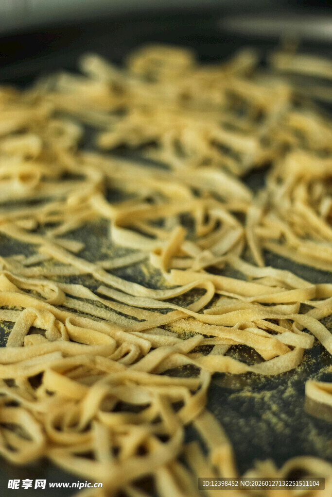 金黄面条平铺锅底