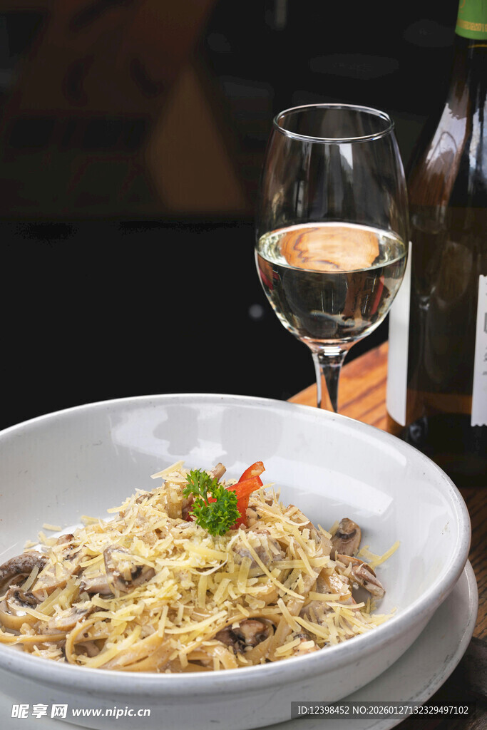 美味意面配醇香白葡萄酒