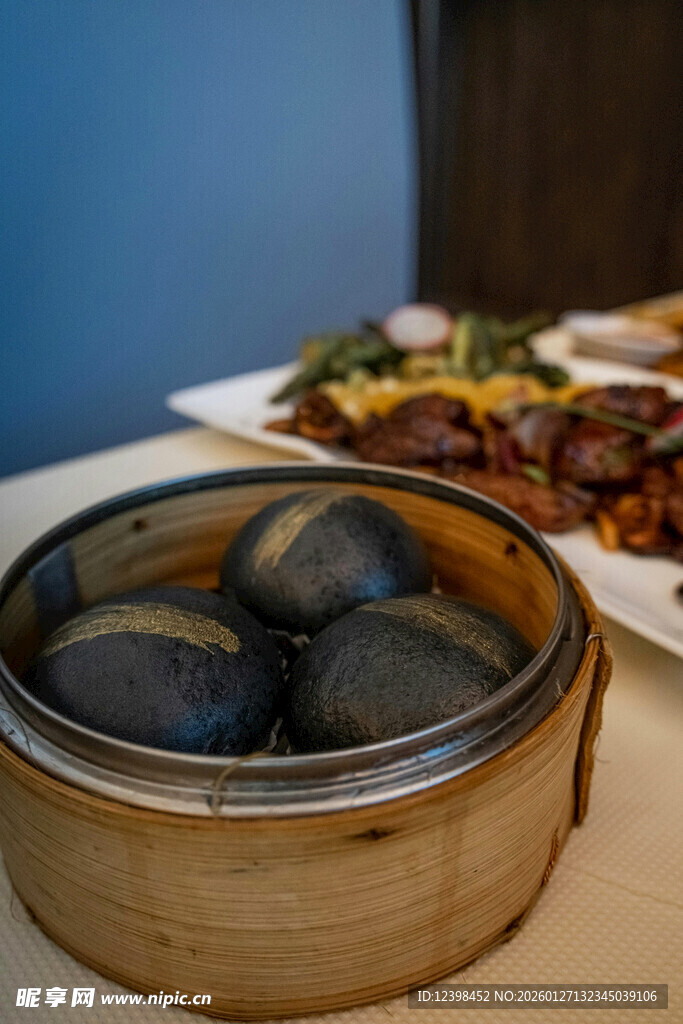 竹制蒸笼里的黑色包子