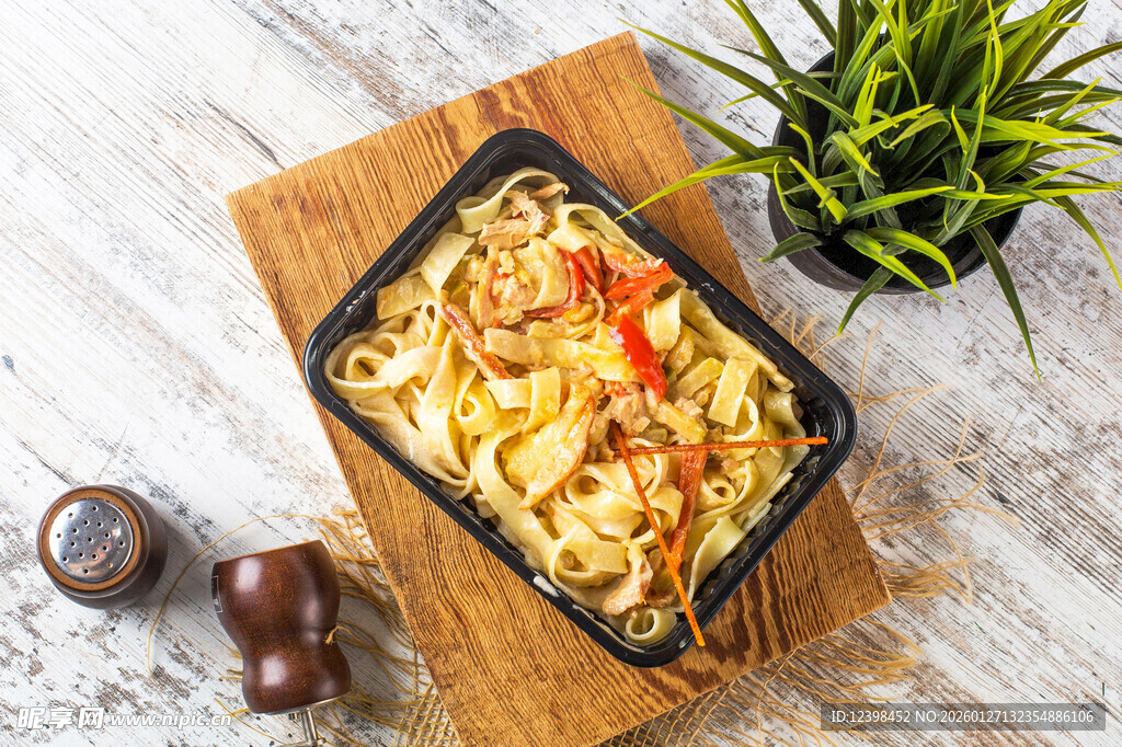 美味芝士焗面配绿植点缀