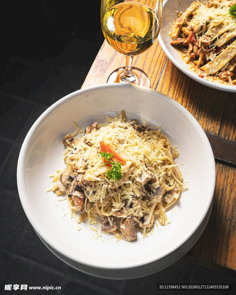 美味蘑菇意面摆盘精致