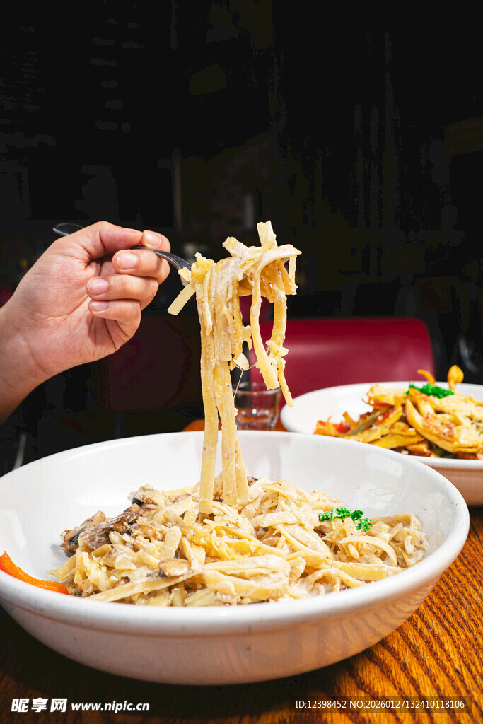 美味面条被夹起瞬间