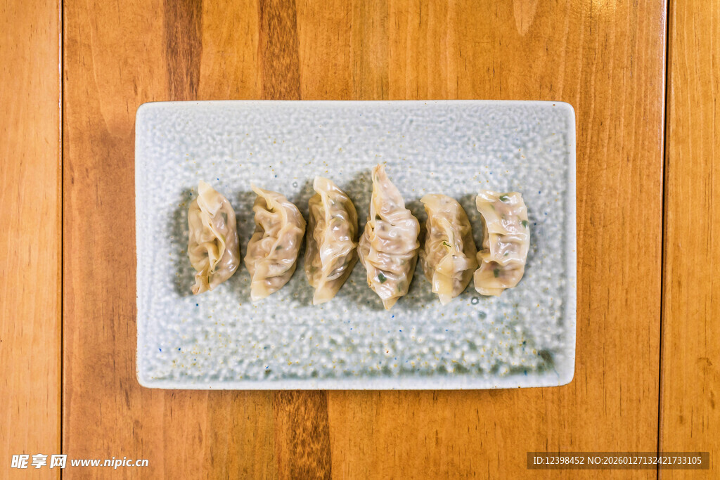 美味煎饺摆放在方形盘中