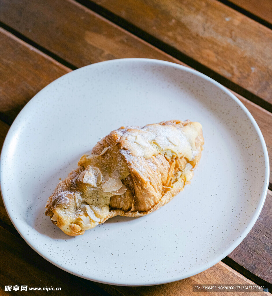 盘中美味牛角面包