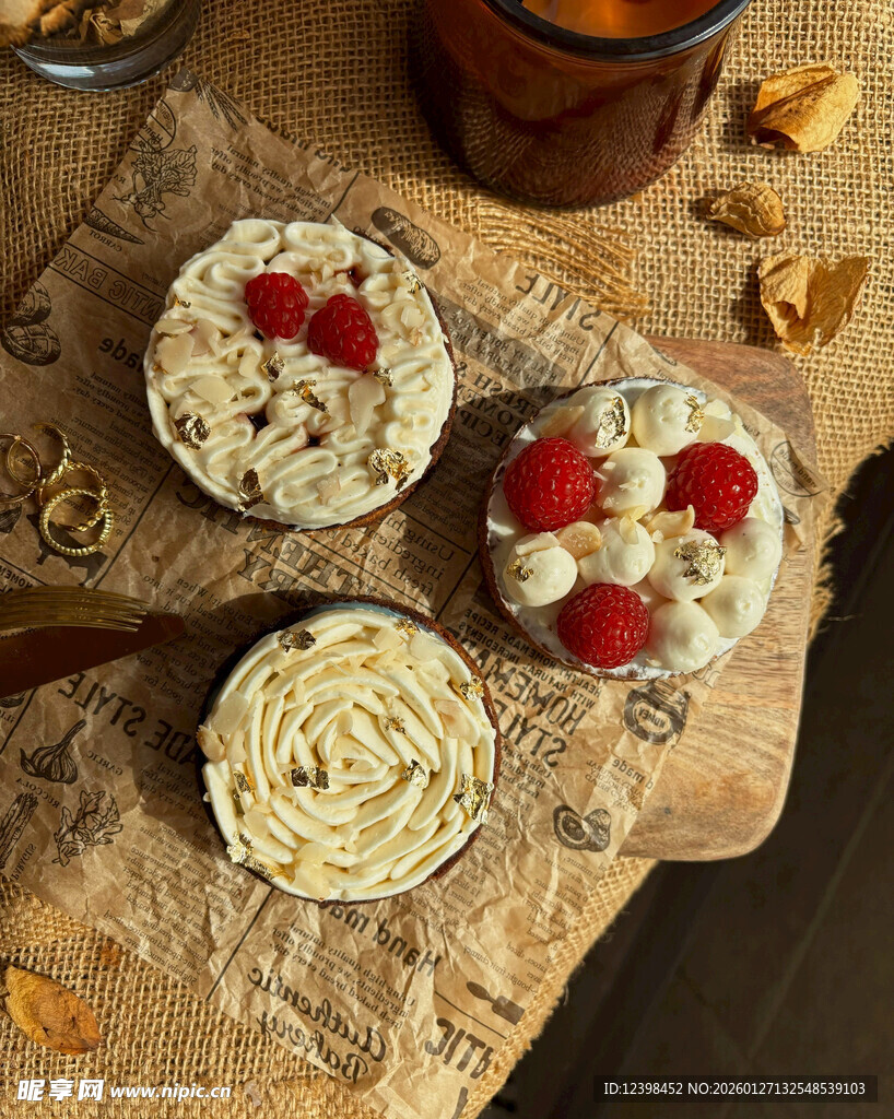 美味甜点配新鲜树莓