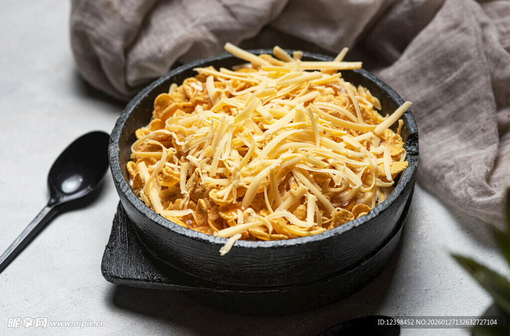 美味炒面盛于黑碗中