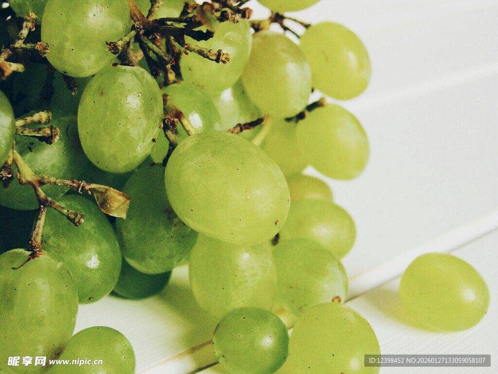 鲜绿葡萄串
