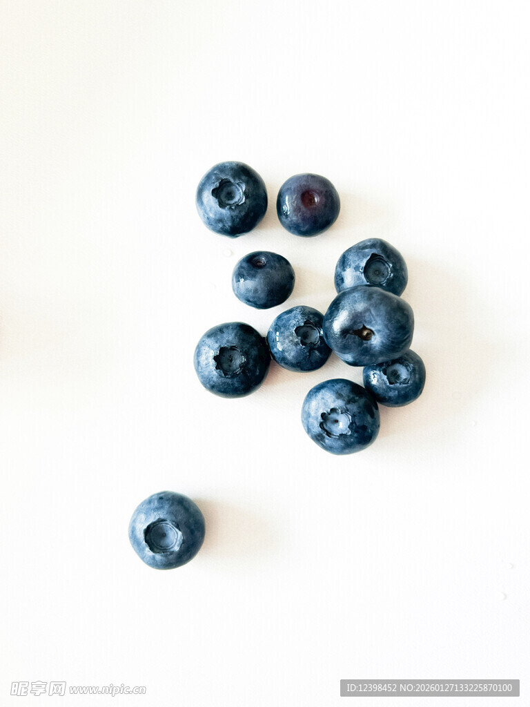 散落的新鲜蓝莓