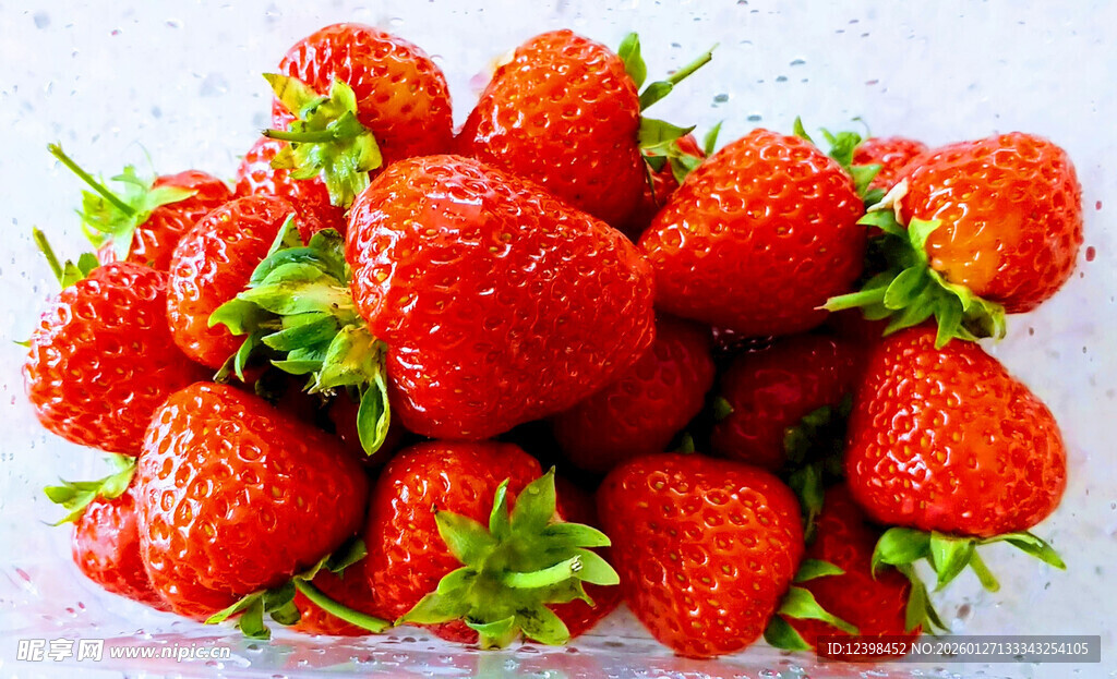 新鲜饱满的草莓堆叠