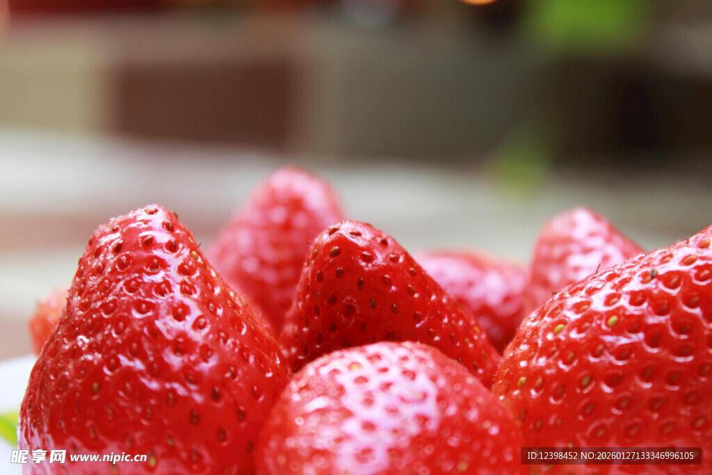 新鲜诱人的草莓特写