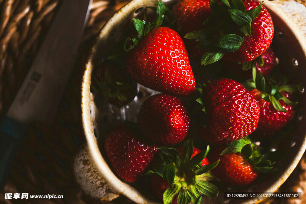 木碗中的新鲜红草莓