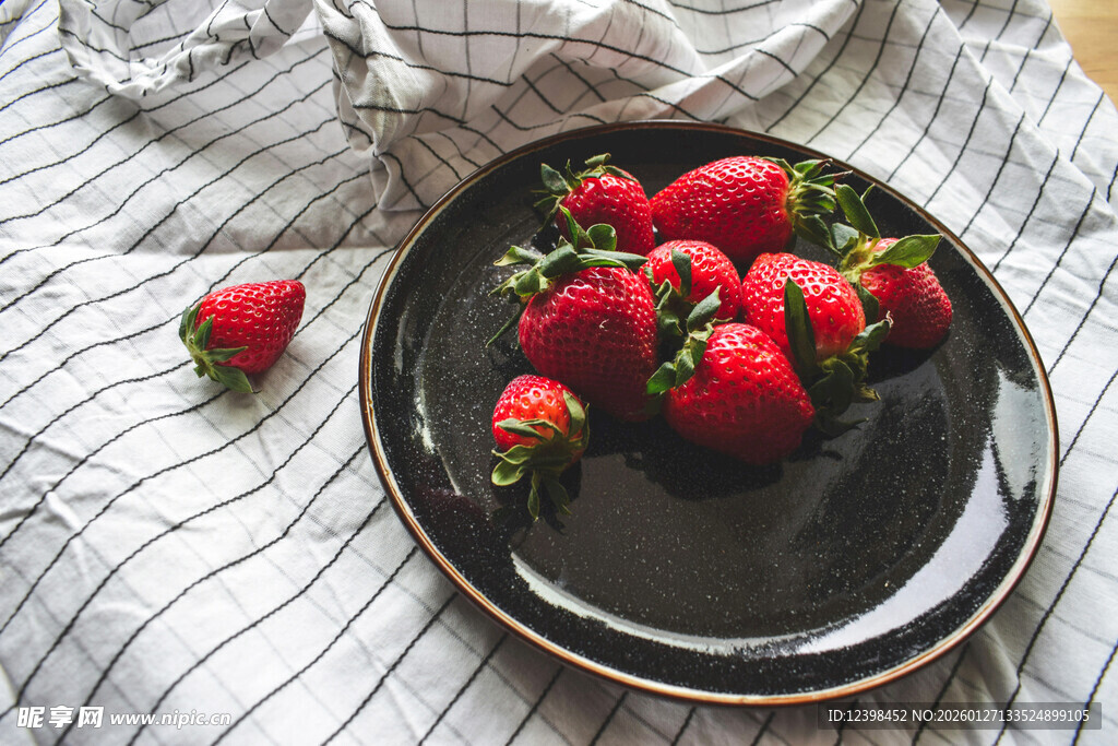 黑盘上的新鲜草莓