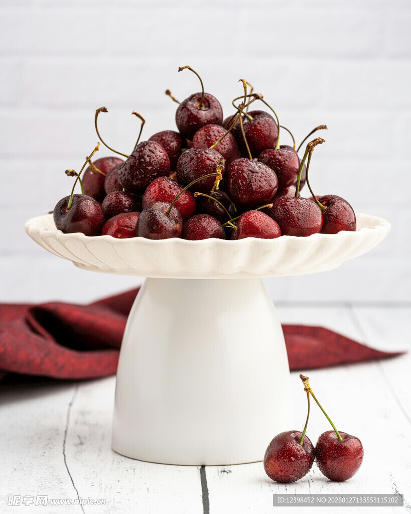 白色果盘上的新鲜红樱桃