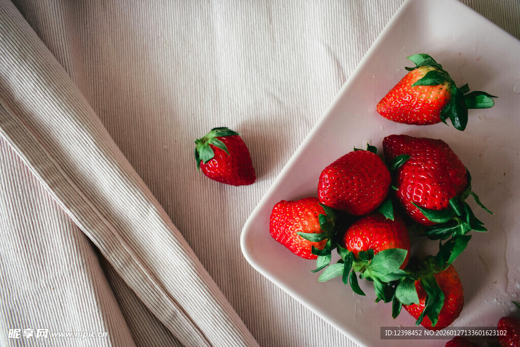 盘中鲜草莓