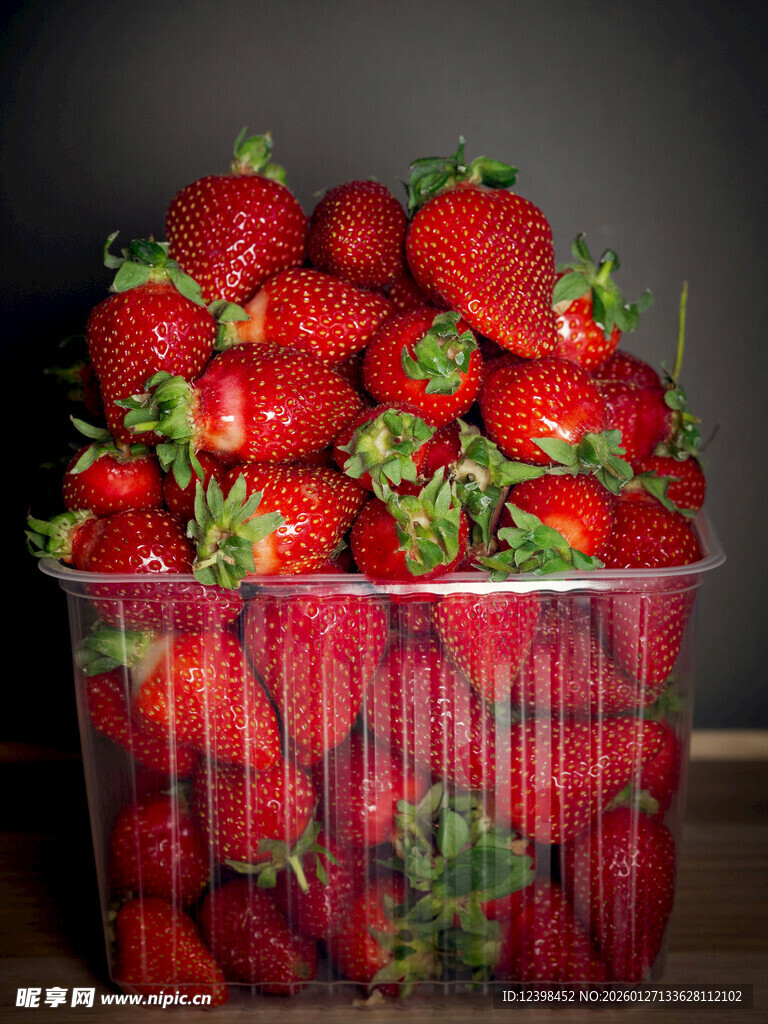 满满一盒新鲜红草莓