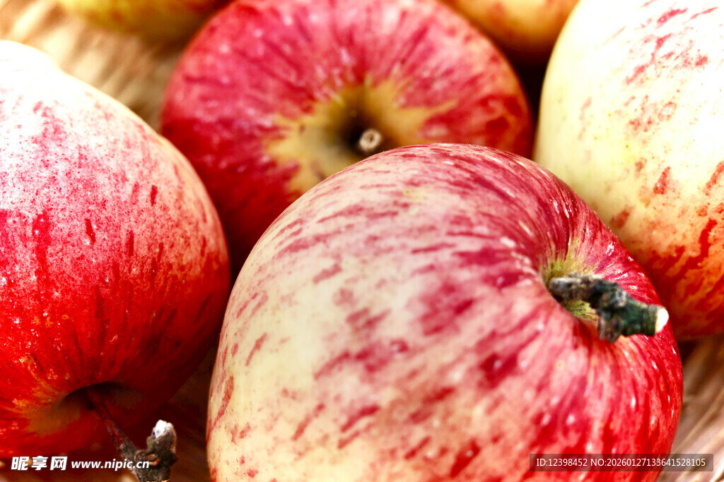 新鲜红苹果特写