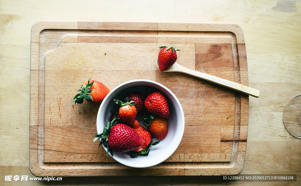 木砧板上的新鲜草莓碗