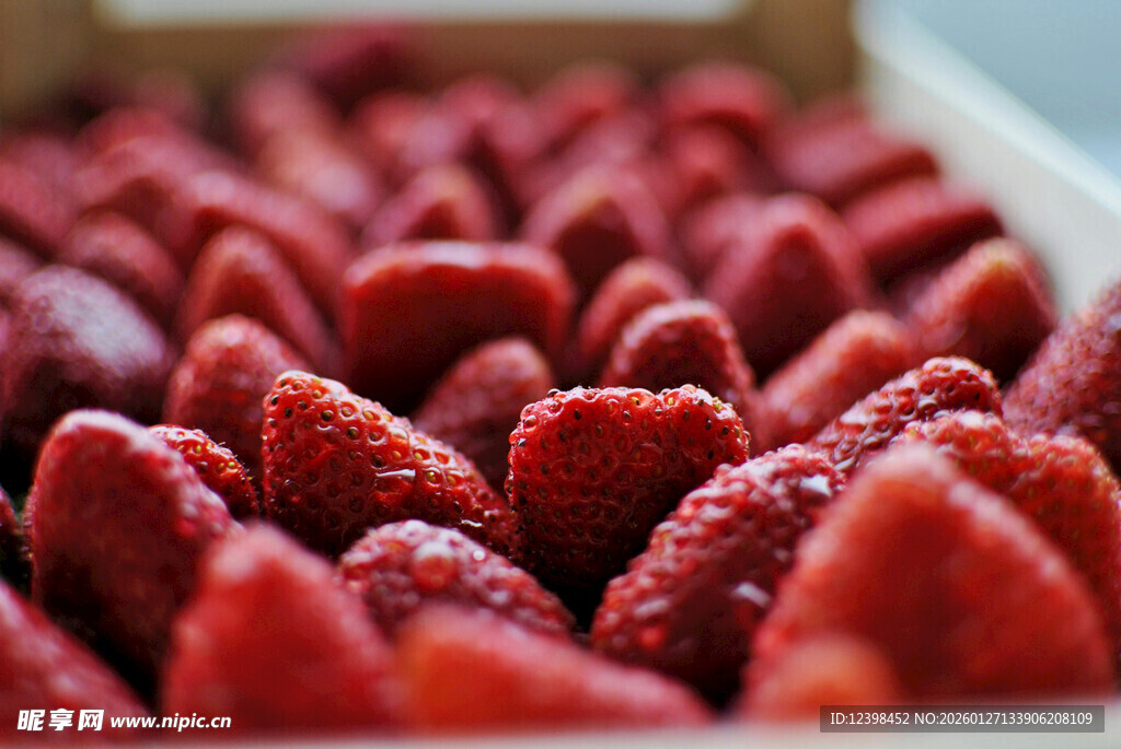 新鲜饱满的盒装草莓