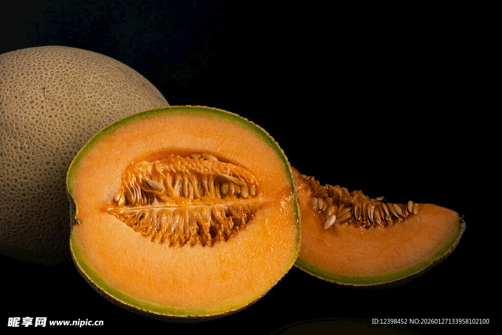 切开的甜瓜展示诱人果肉