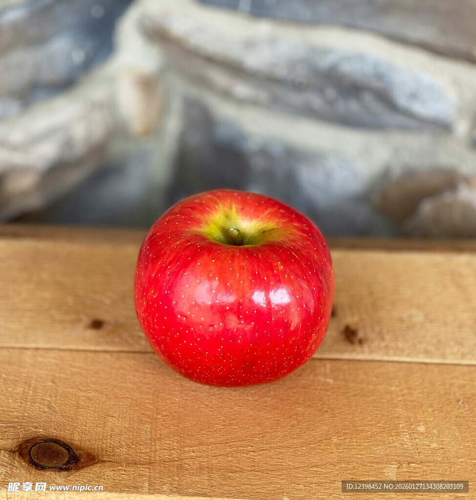 红苹果置于木质桌面上