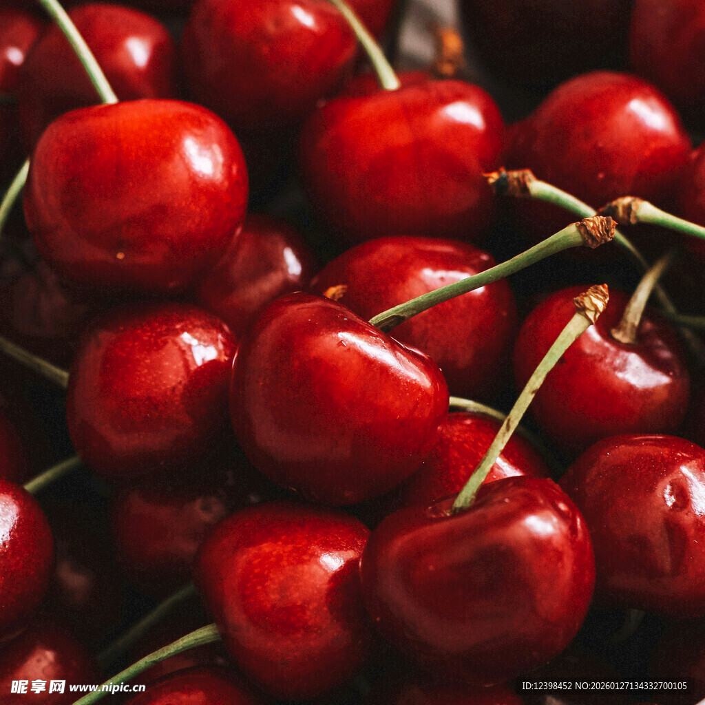 新鲜饱满的红樱桃