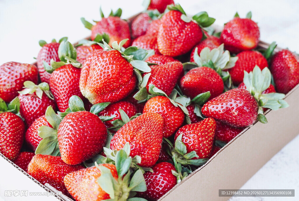 新鲜草莓满满一盒