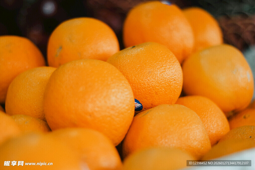 新鲜饱满的橙子堆在一起